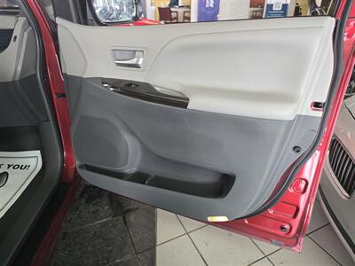 2017 Toyota Sienna XLE 7-Passenger 4DR MINI-VAN   - Photo 12 - Hamilton, OH 45015