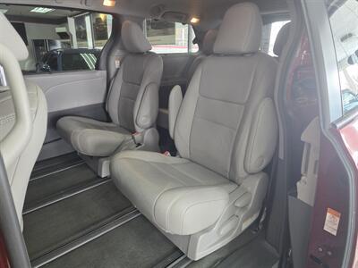 2017 Toyota Sienna XLE 7-Passenger 4DR MINI-VAN   - Photo 10 - Hamilton, OH 45015