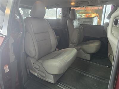 2017 Toyota Sienna XLE 7-Passenger 4DR MINI-VAN   - Photo 15 - Hamilton, OH 45015