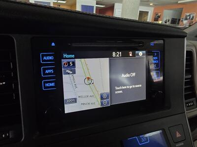 2017 Toyota Sienna XLE 7-Passenger 4DR MINI-VAN   - Photo 24 - Hamilton, OH 45015