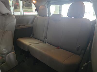 2017 Toyota Sienna XLE 7-Passenger 4DR MINI-VAN   - Photo 11 - Hamilton, OH 45015