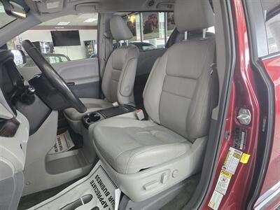 2017 Toyota Sienna XLE 7-Passenger 4DR MINI-VAN   - Photo 9 - Hamilton, OH 45015
