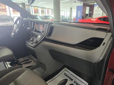 2017 Toyota Sienna XLE 7-Passenger 4DR MINI-VAN   - Photo 13 - Hamilton, OH 45015