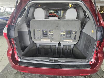 2017 Toyota Sienna XLE 7-Passenger 4DR MINI-VAN   - Photo 33 - Hamilton, OH 45015