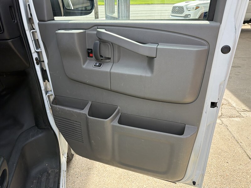 2017 Chevrolet Express 2500 - Photo 20 - Hamilton, OH 45015