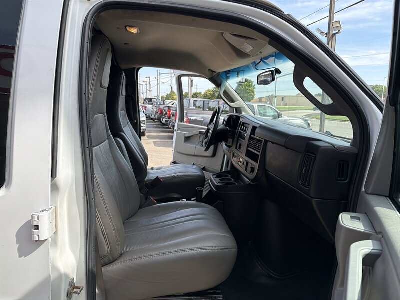 2017 Chevrolet Express 2500 - Photo 17 - Hamilton, OH 45015
