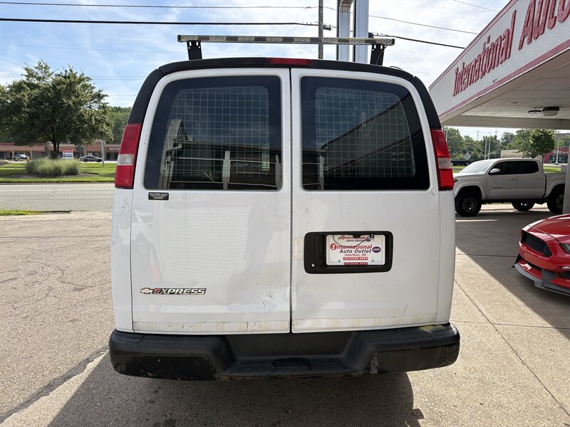 2017 Chevrolet Express 2500 - Photo 7 - Hamilton, OH 45015