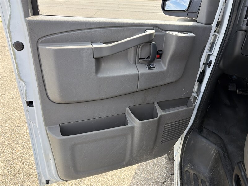 2017 Chevrolet Express 2500 - Photo 16 - Hamilton, OH 45015