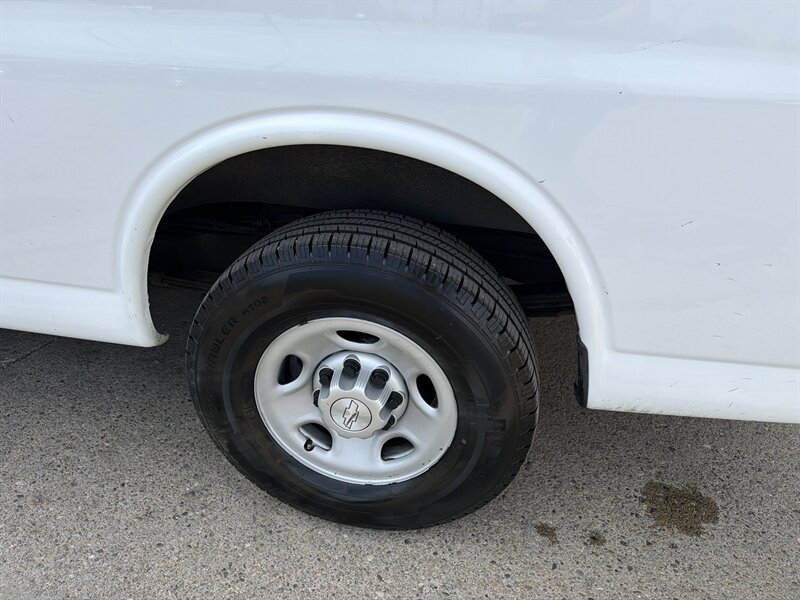 2017 Chevrolet Express 2500 - Photo 24 - Hamilton, OH 45015