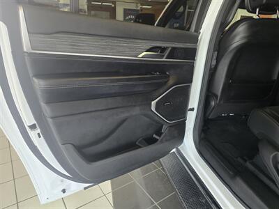 2023 Jeep Wagoneer L Series III 4DR SUV   - Photo 10 - Hamilton, OH 45015