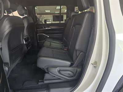 2023 Jeep Wagoneer L Series III 4DR SUV   - Photo 12 - Hamilton, OH 45015