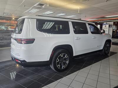 2023 Jeep Wagoneer L Series III 4DR SUV   - Photo 4 - Hamilton, OH 45015