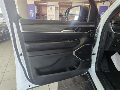 2023 Jeep Wagoneer L Series III 4DR SUV   - Photo 7 - Hamilton, OH 45015
