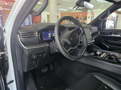2023 Jeep Wagoneer L Series III 4DR SUV   - Photo 8 - Hamilton, OH 45015