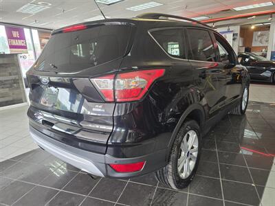2017 Ford Escape SE   - Photo 4 - Hamilton, OH 45015