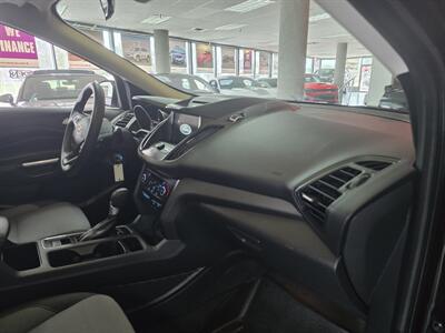 2017 Ford Escape SE   - Photo 13 - Hamilton, OH 45015