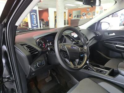 2017 Ford Escape SE   - Photo 8 - Hamilton, OH 45015