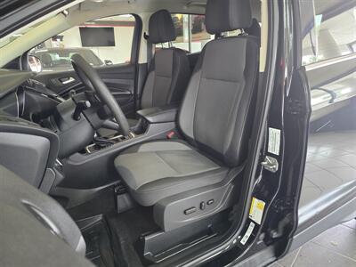 2017 Ford Escape SE   - Photo 9 - Hamilton, OH 45015