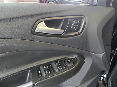 2017 Ford Escape SE   - Photo 18 - Hamilton, OH 45015