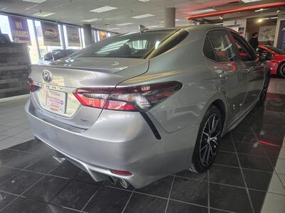 2024 Toyota Camry SE   - Photo 4 - Hamilton, OH 45015