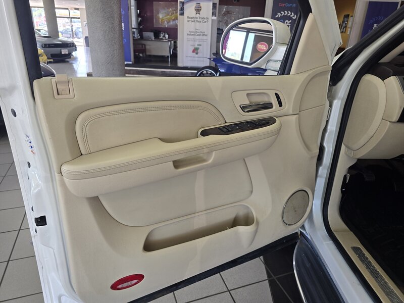 2008 Cadillac Escalade ESV Base 4DR SUV AWD - Photo 8 - Hamilton, OH 45015