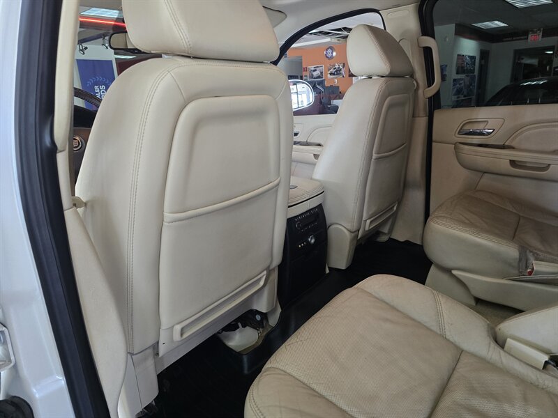 2008 Cadillac Escalade ESV Base 4DR SUV AWD - Photo 12 - Hamilton, OH 45015