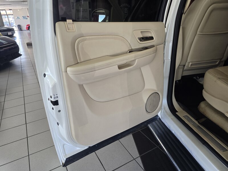 2008 Cadillac Escalade ESV Base 4DR SUV AWD - Photo 11 - Hamilton, OH 45015
