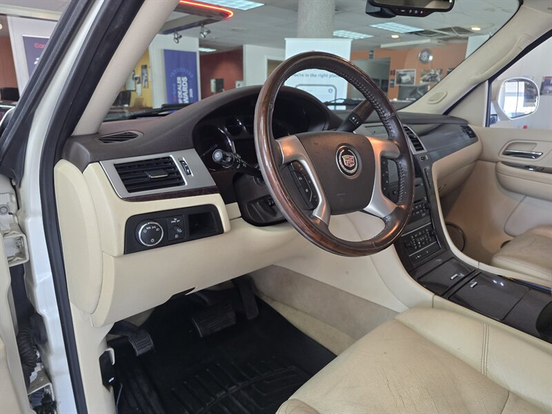 2008 Cadillac Escalade ESV Base 4DR SUV AWD - Photo 9 - Hamilton, OH 45015