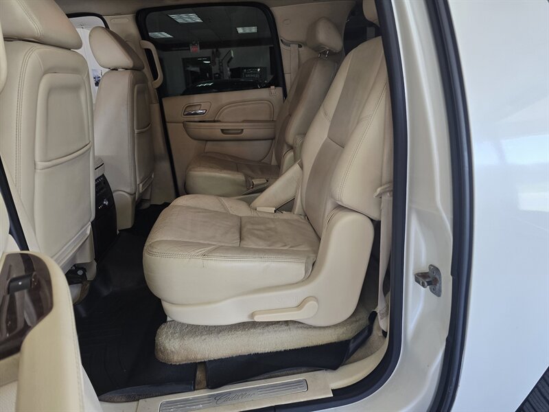 2008 Cadillac Escalade ESV Base 4DR SUV AWD - Photo 13 - Hamilton, OH 45015
