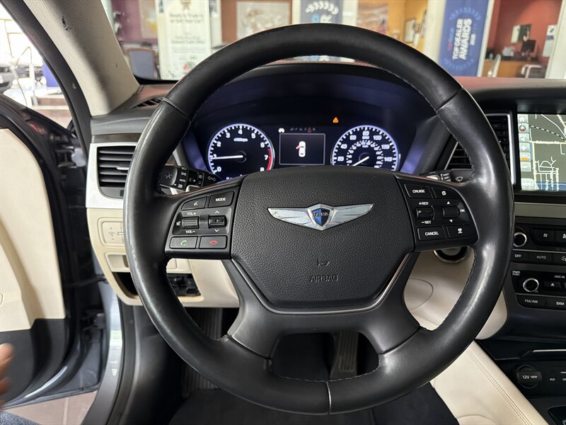 2016 Hyundai Genesis 3.8L 4DR SEDAN - Photo 12 - Hamilton, OH 45015