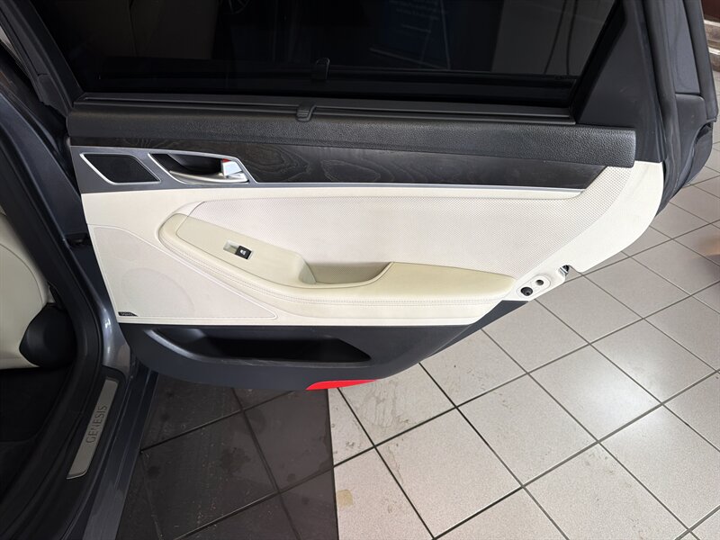 2016 Hyundai Genesis 3.8L 4DR SEDAN - Photo 21 - Hamilton, OH 45015
