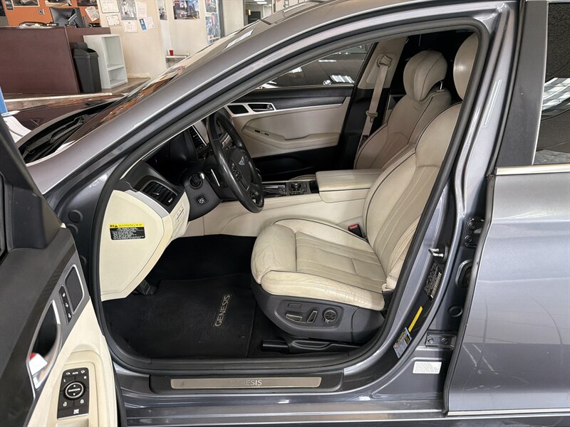 2016 Hyundai Genesis 3.8L 4DR SEDAN - Photo 9 - Hamilton, OH 45015