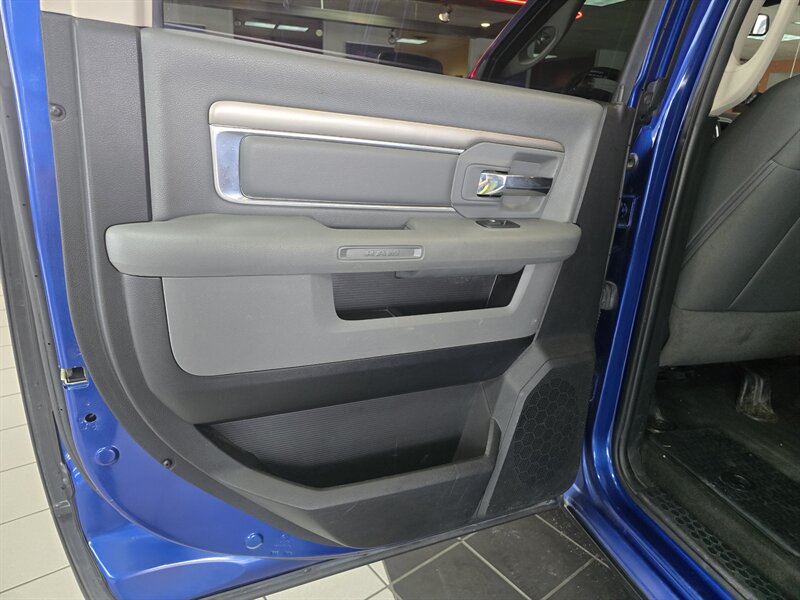 2017 RAM 1500 SLT CREW CAB 4X4 - Photo 11 - Hamilton, OH 45015