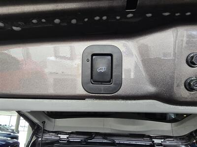 2017 Toyota Sienna XLE 8-Passenger 4DR MINI-VAN   - Photo 33 - Hamilton, OH 45015