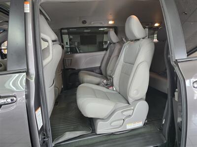 2017 Toyota Sienna XLE 8-Passenger 4DR MINI-VAN   - Photo 11 - Hamilton, OH 45015