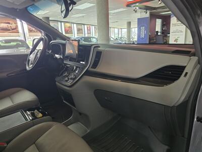 2017 Toyota Sienna XLE 8-Passenger 4DR MINI-VAN   - Photo 14 - Hamilton, OH 45015