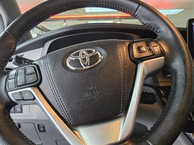 2017 Toyota Sienna XLE 8-Passenger 4DR MINI-VAN   - Photo 27 - Hamilton, OH 45015