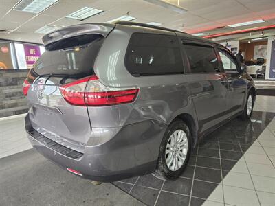 2017 Toyota Sienna XLE 8-Passenger 4DR MINI-VAN   - Photo 4 - Hamilton, OH 45015
