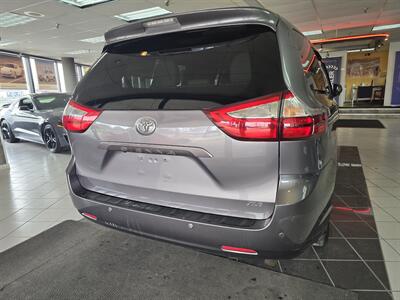 2017 Toyota Sienna XLE 8-Passenger 4DR MINI-VAN   - Photo 5 - Hamilton, OH 45015