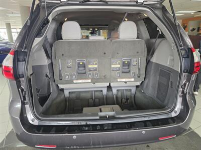 2017 Toyota Sienna XLE 8-Passenger 4DR MINI-VAN   - Photo 32 - Hamilton, OH 45015
