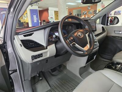 2017 Toyota Sienna XLE 8-Passenger 4DR MINI-VAN   - Photo 8 - Hamilton, OH 45015