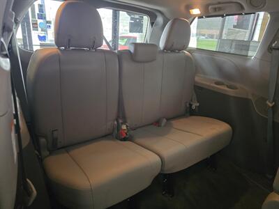 2017 Toyota Sienna XLE 8-Passenger 4DR MINI-VAN   - Photo 18 - Hamilton, OH 45015