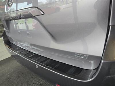 2017 Toyota Sienna XLE 8-Passenger 4DR MINI-VAN   - Photo 31 - Hamilton, OH 45015