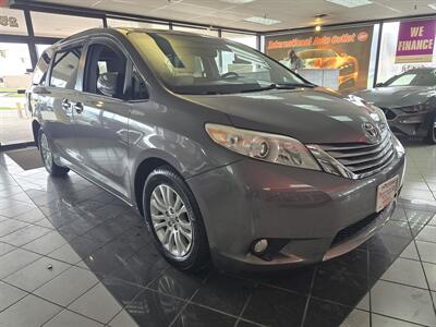 2017 Toyota Sienna XLE 8-Passenger 4DR MINI-VAN   - Photo 3 - Hamilton, OH 45015