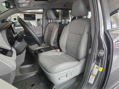 2017 Toyota Sienna XLE 8-Passenger 4DR MINI-VAN   - Photo 9 - Hamilton, OH 45015