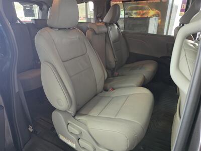 2017 Toyota Sienna XLE 8-Passenger 4DR MINI-VAN   - Photo 16 - Hamilton, OH 45015