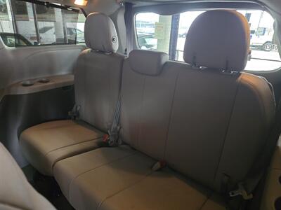 2017 Toyota Sienna XLE 8-Passenger 4DR MINI-VAN   - Photo 12 - Hamilton, OH 45015