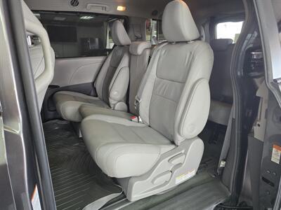 2017 Toyota Sienna XLE 8-Passenger 4DR MINI-VAN   - Photo 10 - Hamilton, OH 45015