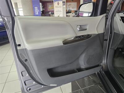 2017 Toyota Sienna XLE 8-Passenger 4DR MINI-VAN   - Photo 7 - Hamilton, OH 45015