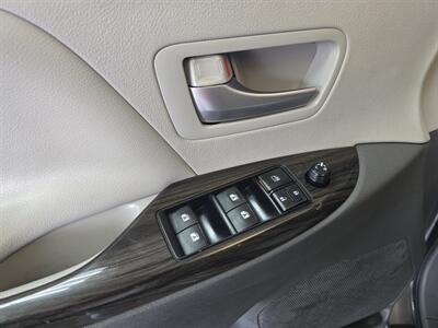 2017 Toyota Sienna XLE 8-Passenger 4DR MINI-VAN   - Photo 19 - Hamilton, OH 45015